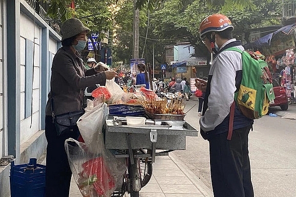 Nguy hiểm từ các món quà vặt bán ở cổng trường học