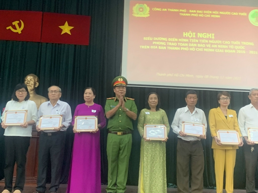 Người cao tuổi tham gia phong trào bảo vệ ANTQ là rất đáng ghi nhận