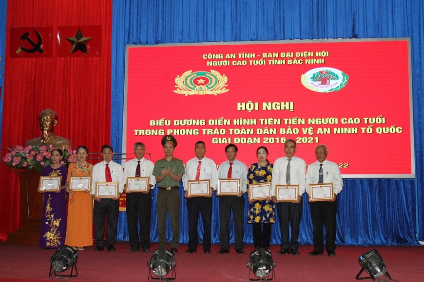 Tỉnh Bắc Ninh khen thưởng NCT có thành tích xuất sắc trong phong trào Toàn dân bảo vệ ANTQ.