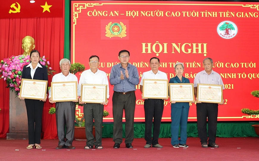 UBND tỉnh Tiền Giang tặng Bằng khen cho các tập thể, cá nhân xuất sắc