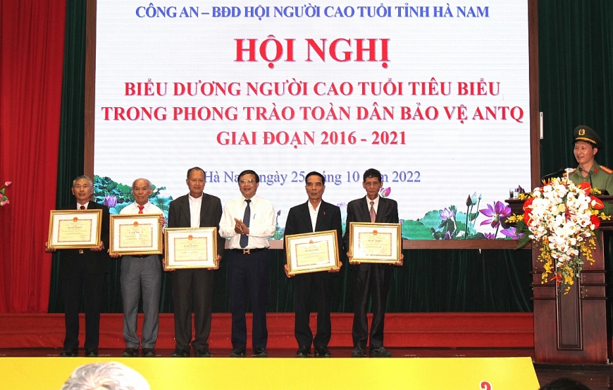 UBND tỉnh Hà Nam khen thưởng các cá nhân NCT tiêu biểu trong phong trào Toàn dân bảo vệ an ninh Tổ quốc giai đoạn 2016-2021