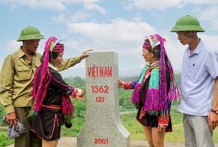      Ông Sằn A Dùng(ngoài cùng bên trái) cùng hội viên và nhân dân đi kiểm tra mốc biên giới.