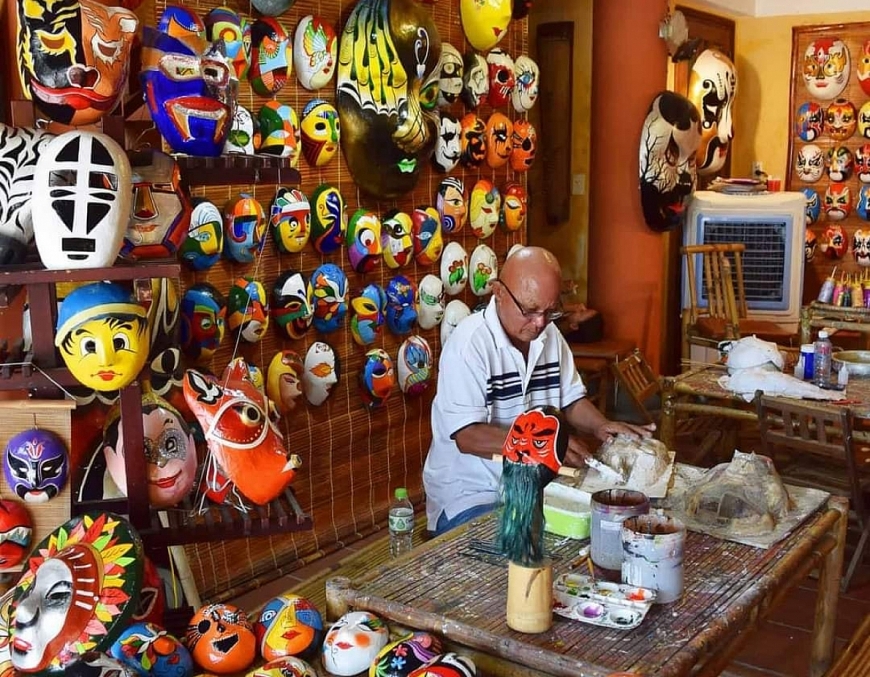 Người lặng thầm vẽ mặt nạ thời gian