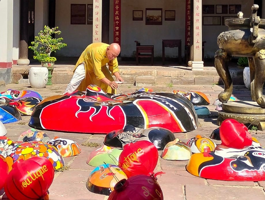 Người lặng thầm vẽ mặt nạ thời gian