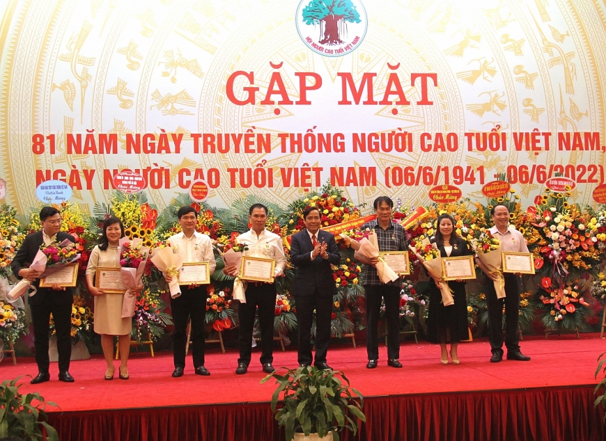 Chủ tịch Nguyễn Thanh Bình trao Kỉ niệm chương NCT cho các cá nhân có nhiều đóng góp.