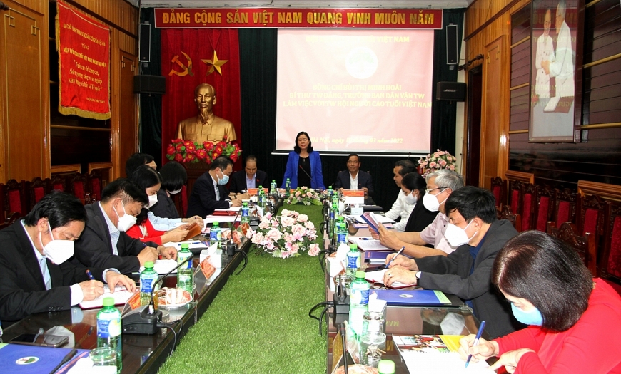 Đồng chí Bùi Thị Minh Hoài, Bí thư Trung ương Đảng, Trưởng ban Dân vận Trung ương phát biểu tại buổi làm việc với Hội NCT Việt Nam về triển khai Đề án 134.