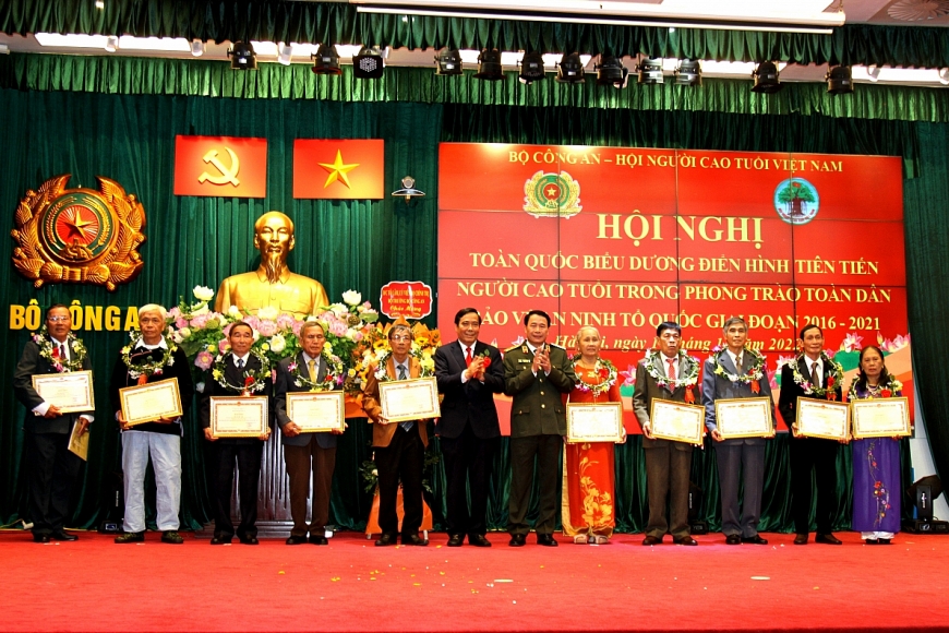 Trao bằng khen của Bộ Công an cho các cá nhân tiêu biểu.