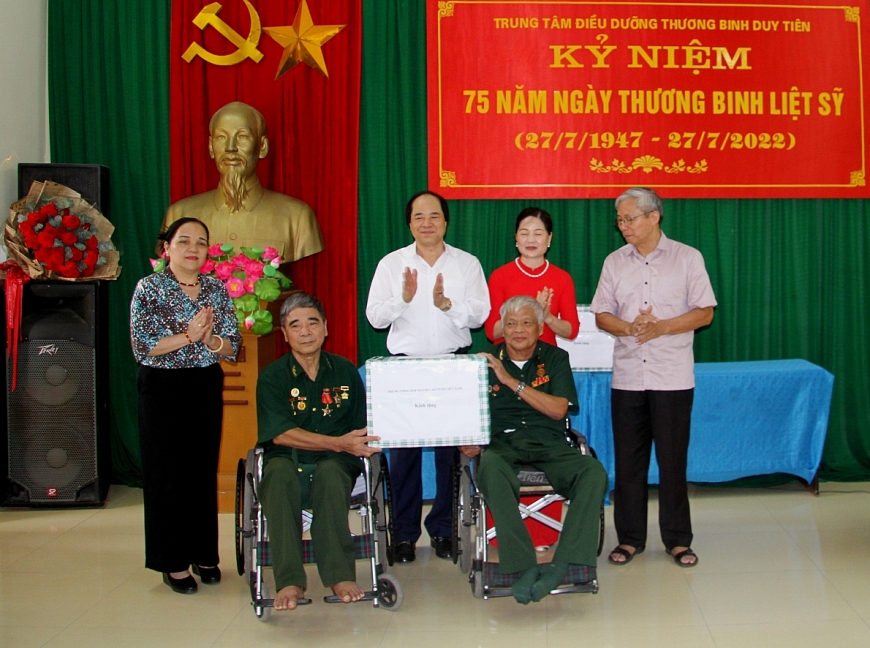 Phó Chủ tịch Trương Xuân Cừ tặng quà NCT đang được nuôi dưỡng tại Trung tâm.