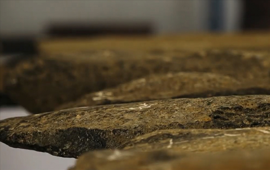 Đàn đá Raglay được chế tác từ loại đá đen, chỉ có tại huyện Khánh Sơn.