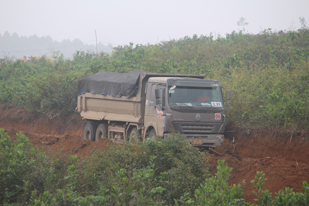 Chưa nhận tiền đền bù, đất canh tác của người dân đã bị san lấp để thực hiện dự án Cụm công nghiệp Vạn Xuân