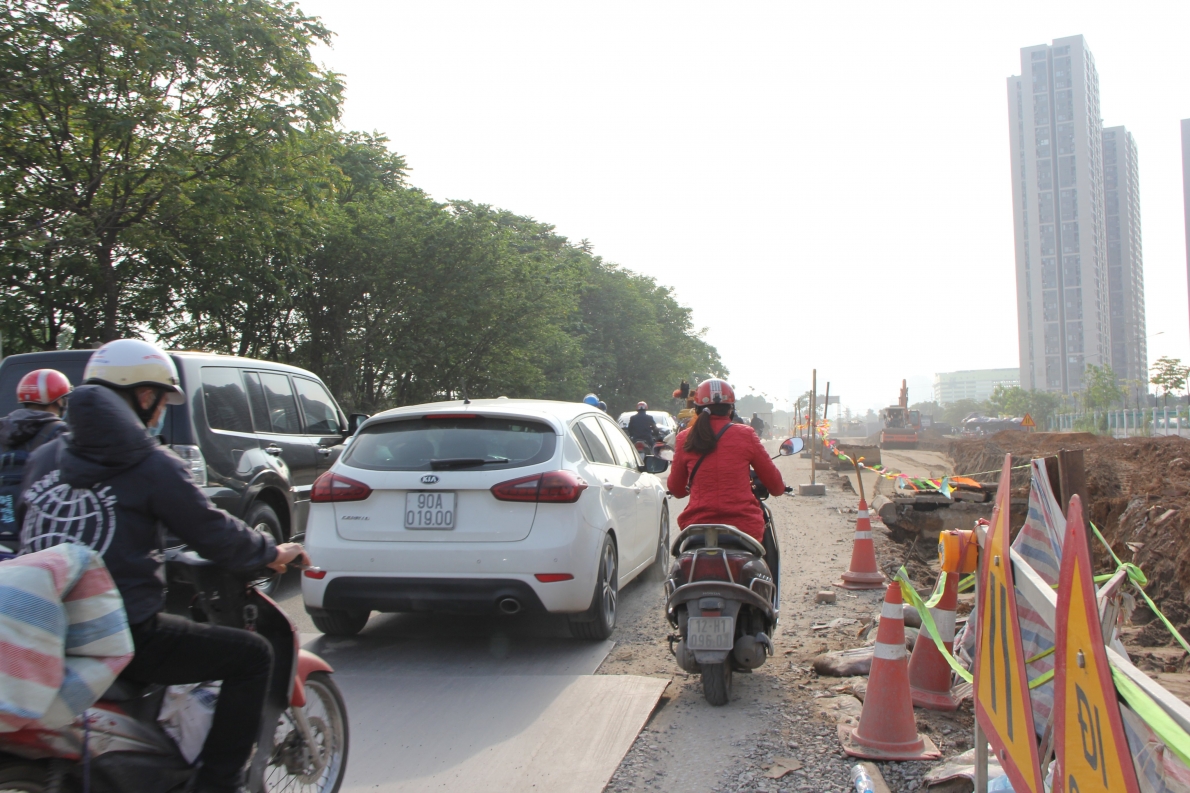 Cảnh tắc đường, bụi bặm đoạn qua "nút thắt" Dự án mở rộng đường gom Đại lộ Thăng Long