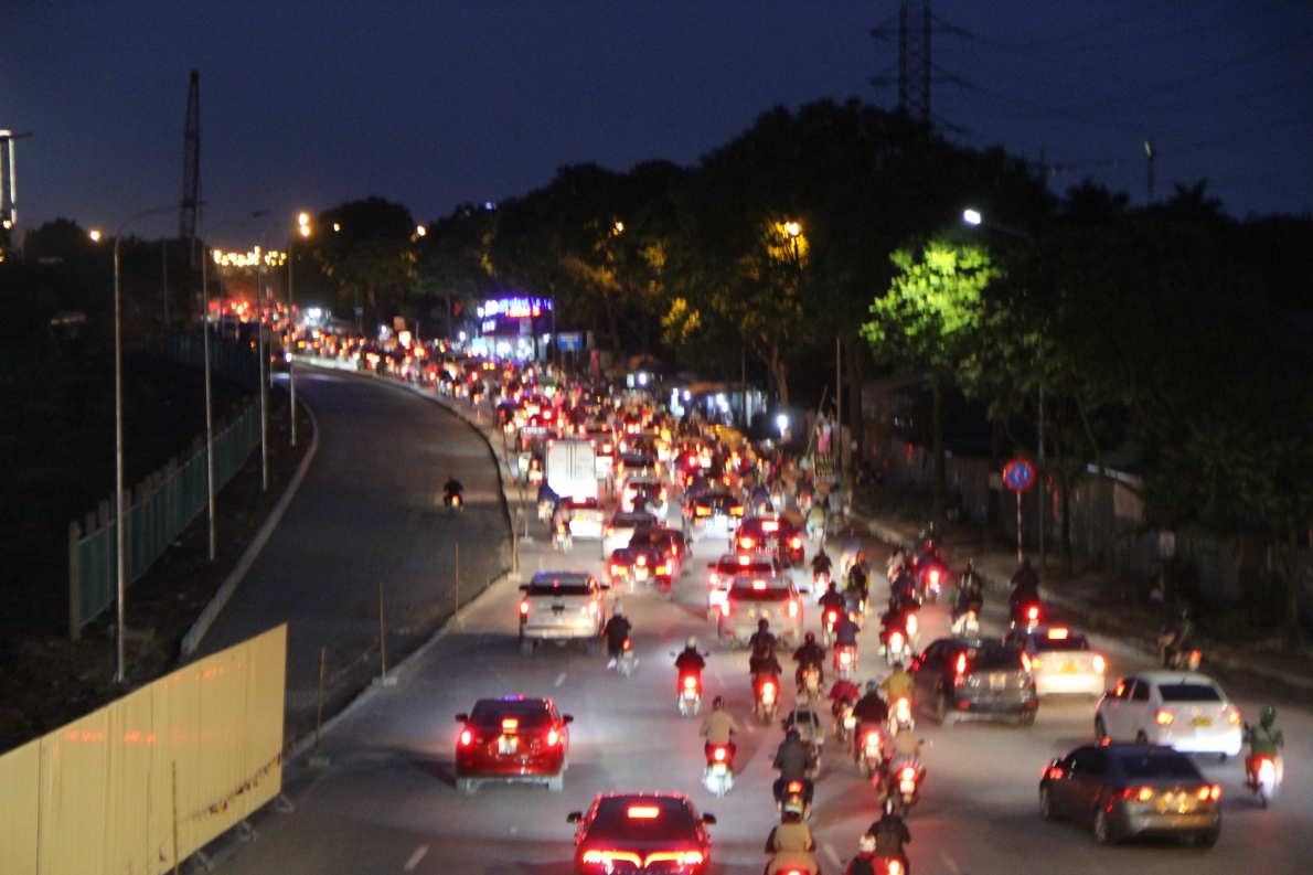 Cảnh tắc đường, bụi bặm đoạn qua "nút thắt" Dự án mở rộng đường gom Đại lộ Thăng Long