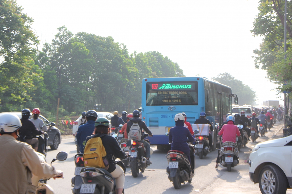 Gồng mình vượt công trường mở rộng đường gom Đại lộ Thăng Long