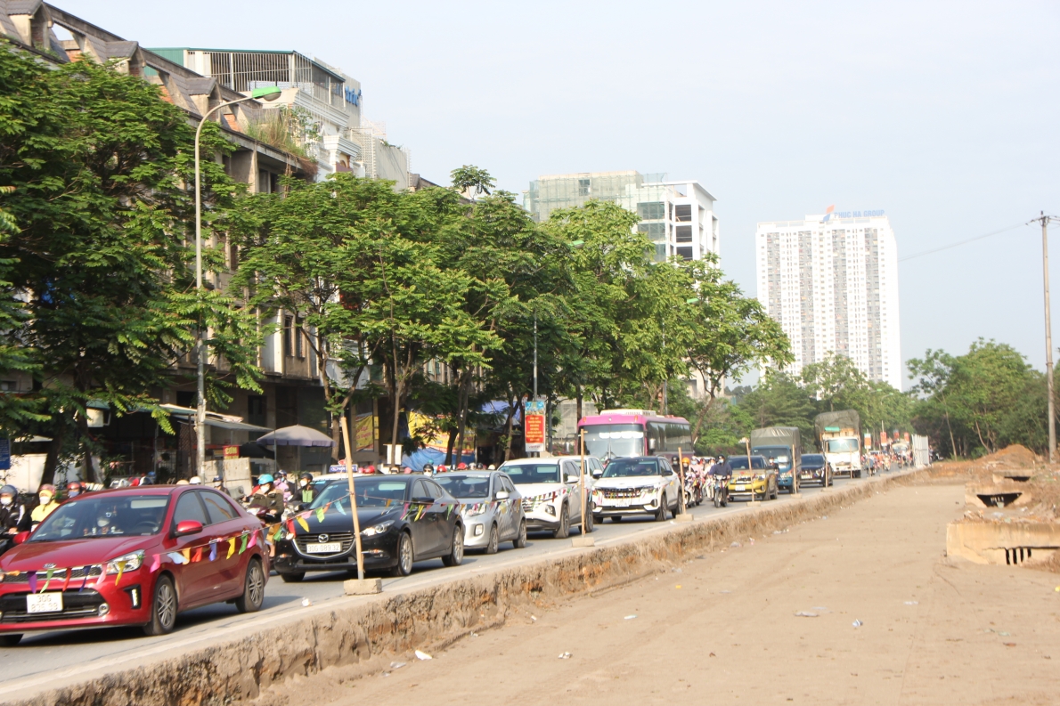 Gồng mình vượt công trường mở rộng đường gom Đại lộ Thăng Long