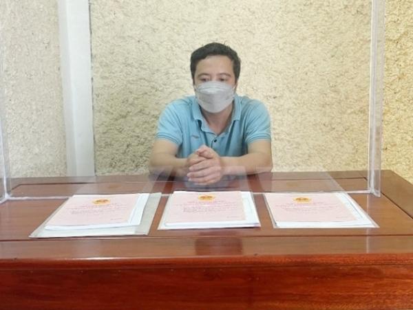 Tổng hợp tin pháp luật ngày 26/4: Nữ quái livestream bán nước nho ma túy; Cán bộ hộ tịch lấy 10 triệu đồng của dân