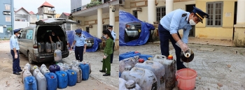 Lạng Sơn: Phát hiện 1,1 tấn mỡ nước cáu bẩn đựng trong can axit