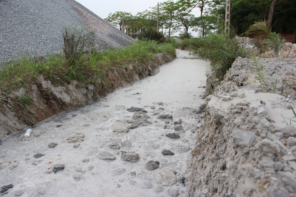 Trạm trộn bê tông xả nước trắng đục bên trong dự án Cẩm Đình-Hiệp Thuận