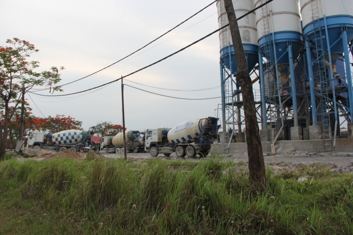 Trạm trộn bê tông xả nước trắng đục bên trong dự án Cẩm Đình-Hiệp Thuận