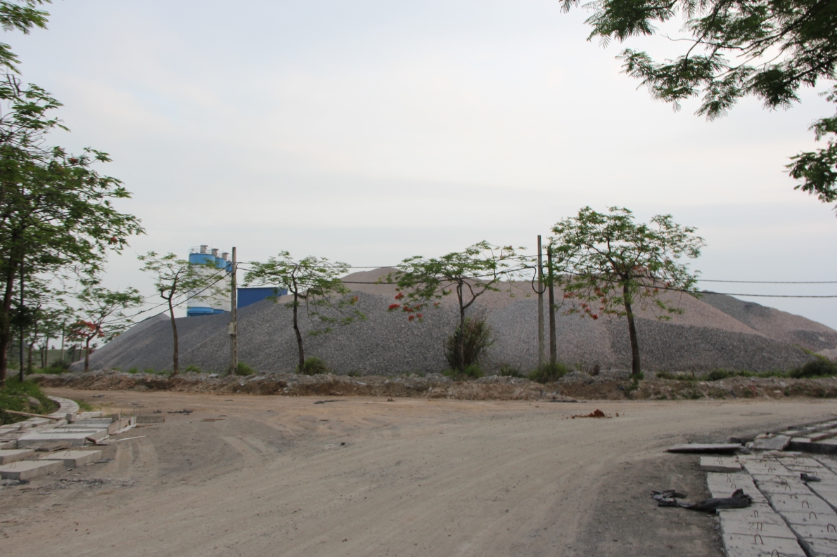 Cảnh trạm trộn bê tông xả nước trắng đục trong khu sinh thái chậm tiến độ Cẩm Đình-Hiệp Thuận