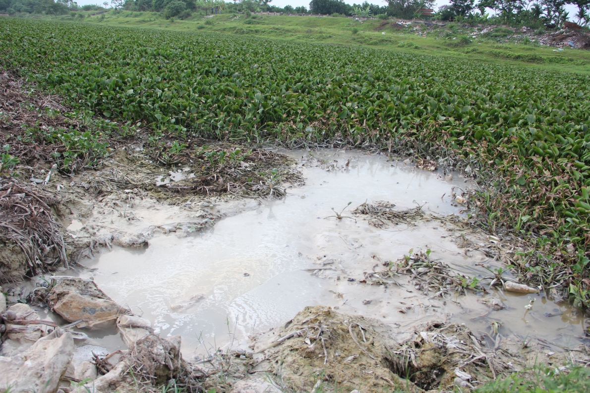 Trạm trộn bê tông xả nước trắng đục bên trong dự án Cẩm Đình-Hiệp Thuận