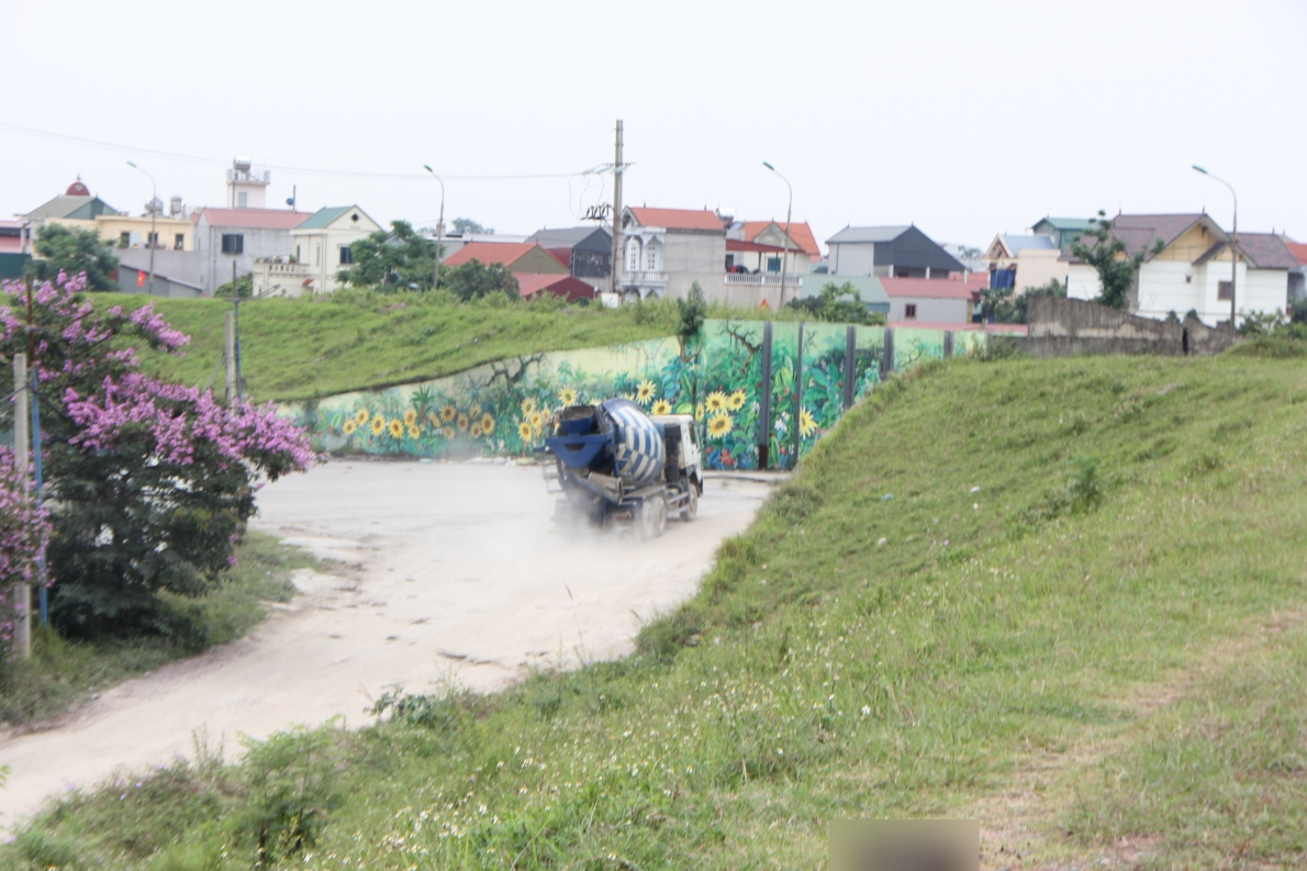Cảnh trạm trộn bê tông xả nước trắng đục trong khu sinh thái chậm tiến độ Cẩm Đình-Hiệp Thuận