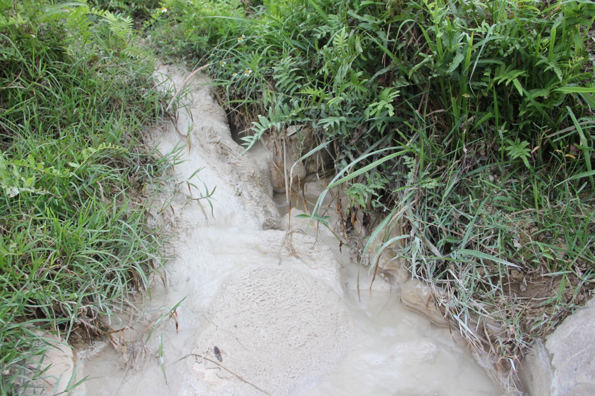 Cảnh trạm trộn bê tông xả nước trắng đục trong khu sinh thái chậm tiến độ Cẩm Đình-Hiệp Thuận