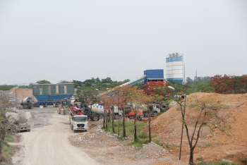 Trạm trộn bê tông xả nước trắng đục bên trong dự án Cẩm Đình-Hiệp Thuận