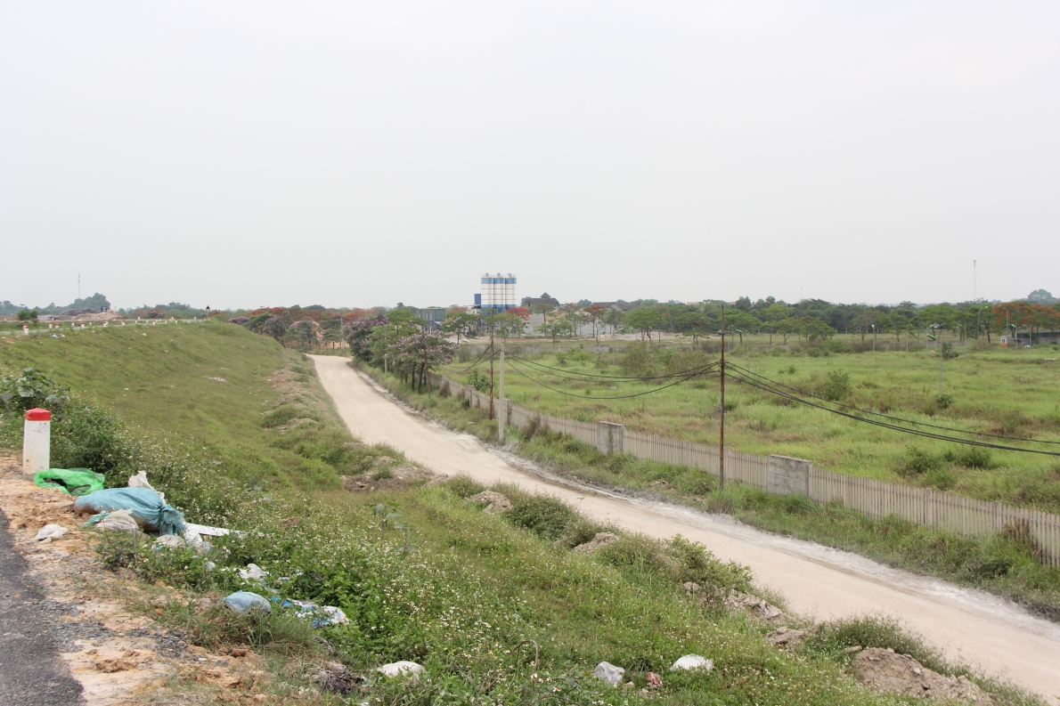 Cảnh trạm trộn bê tông xả nước trắng đục trong khu sinh thái chậm tiến độ Cẩm Đình-Hiệp Thuận