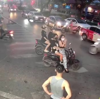 Truy tìm người đàn ông sàm sỡ cô gái trẻ trên đường phố Hà Nội