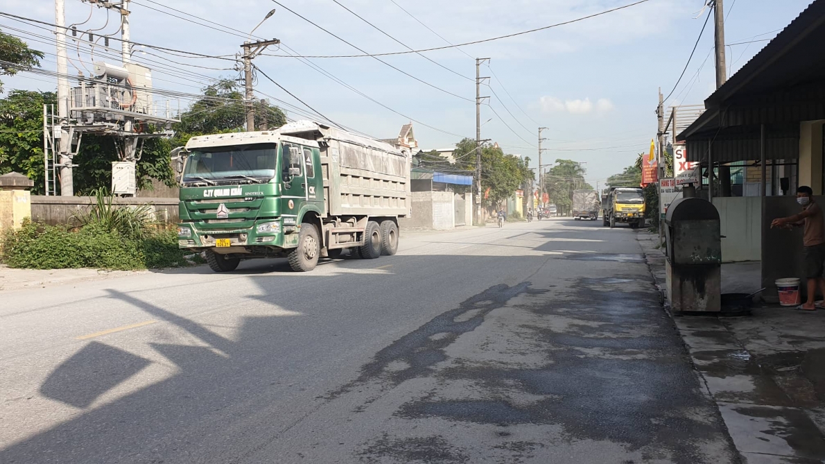 Hà Nam: Bụi bủa vây người dân sống ven đường quốc lộ