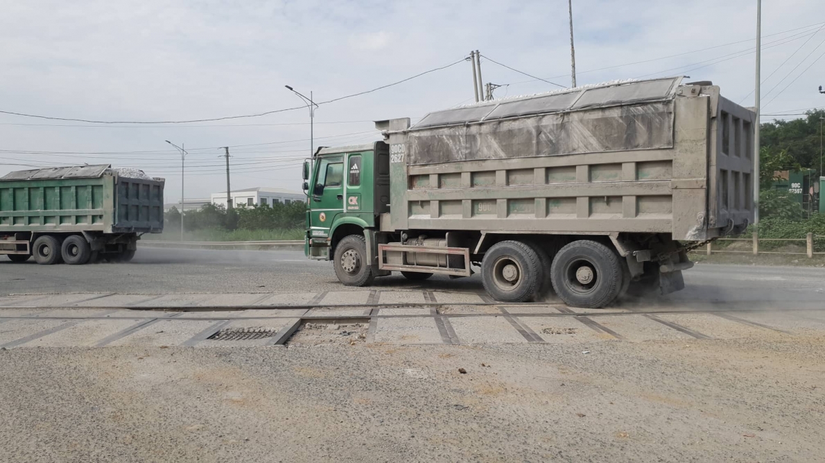 Hà Nam: Bụi bủa vây người dân sống ven đường quốc lộ