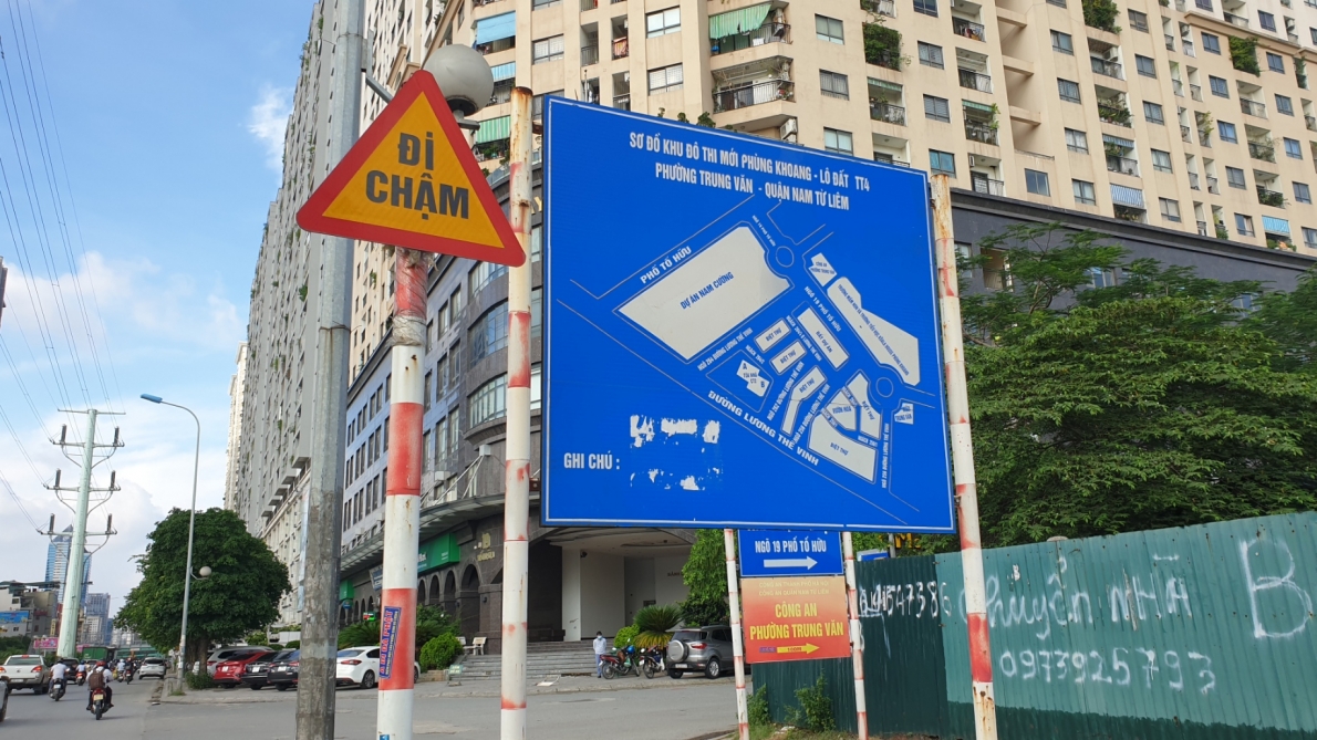 Công viên hồ điều hòa Phùng Khoang vẫn là bãi đất trống, cỏ mọc um tùm