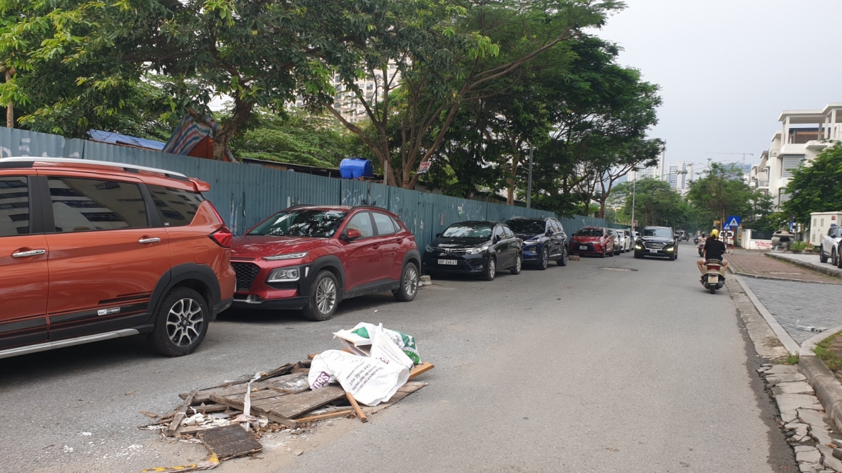 Công viên hồ điều hòa Phùng Khoang vẫn là bãi đất trống, cỏ mọc um tùm