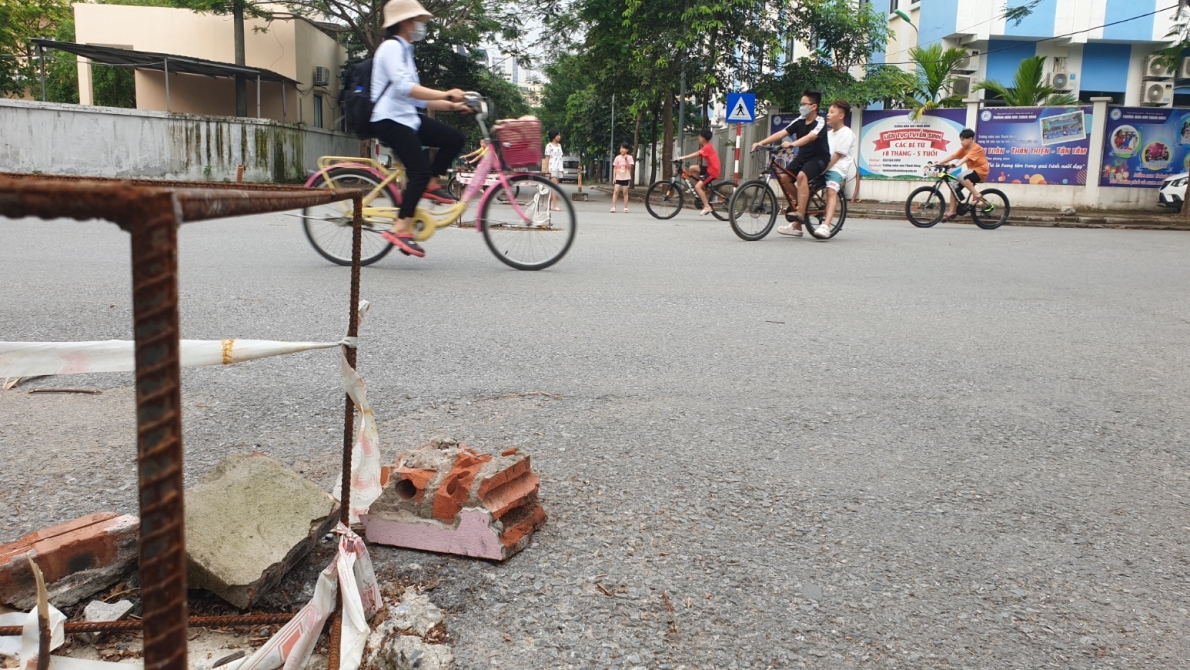 Công viên hồ điều hòa Phùng Khoang vẫn là bãi đất trống, cỏ mọc um tùm
