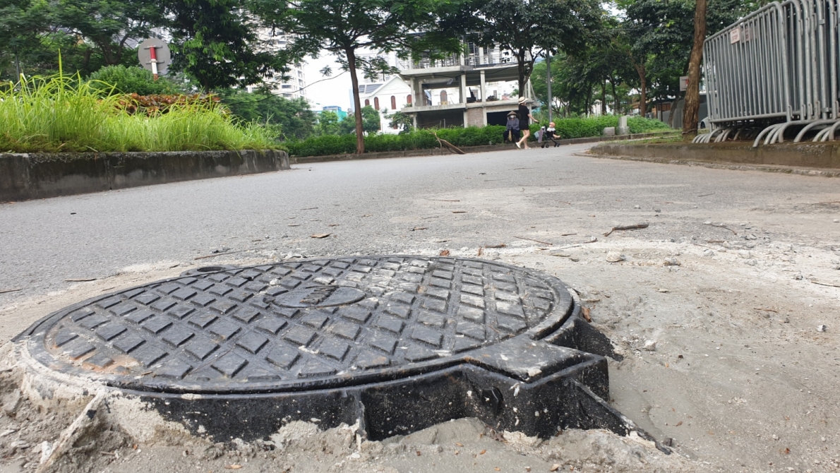 Công viên hồ điều hòa Phùng Khoang vẫn là bãi đất trống, cỏ mọc um tùm