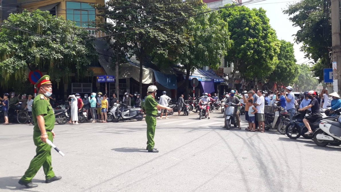 Người dân vỗ tay cổ vũ lực lượng giải cứu 4 người mắc kẹt trong đám cháy