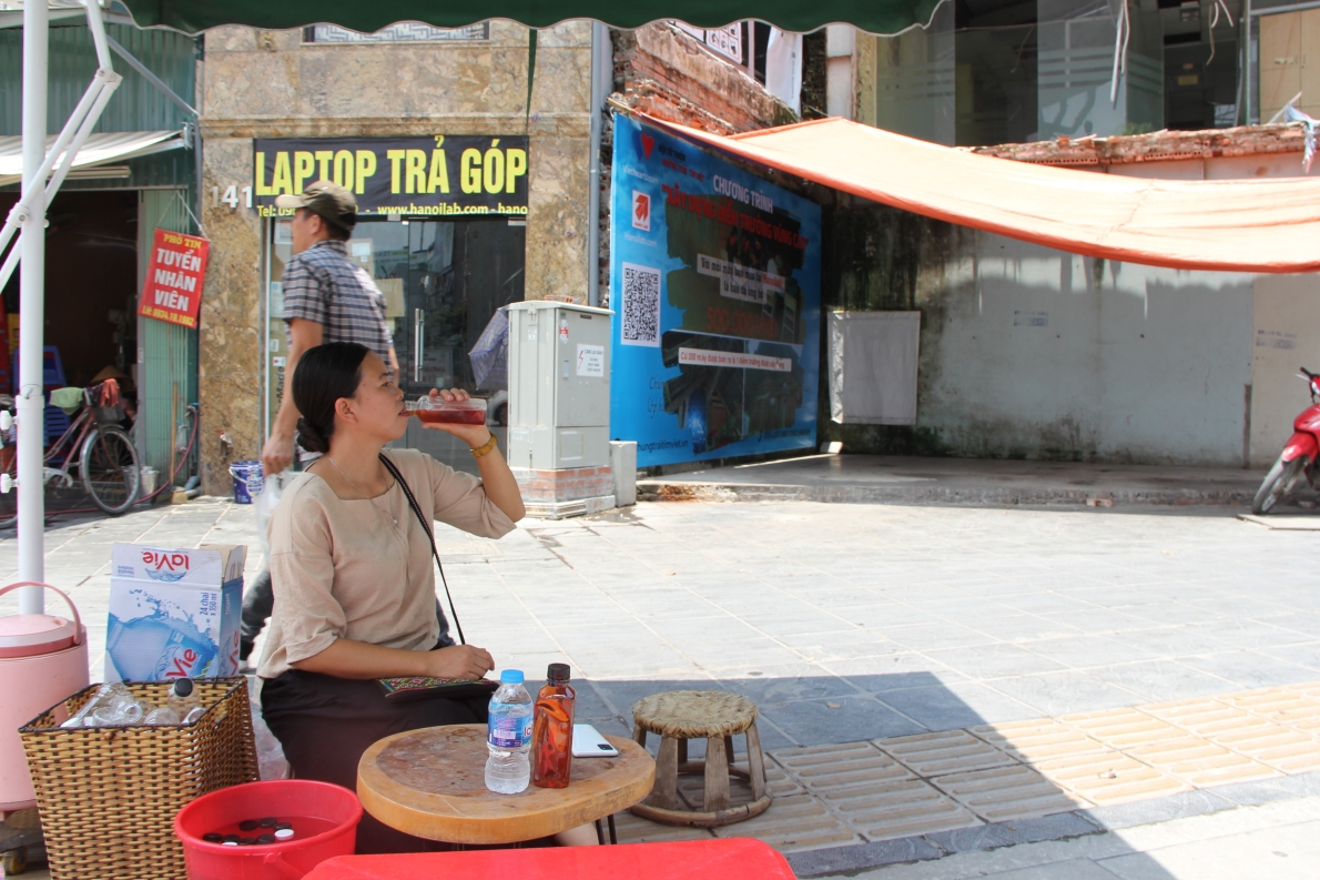 Mát lòng "trạm" phát nước miễn phí giữa cái nóng gay gắt ở Hà Nội