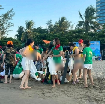 Nhóm du khách lột áo ngực chơi trò chơi ở bãi biển Cửa Lò