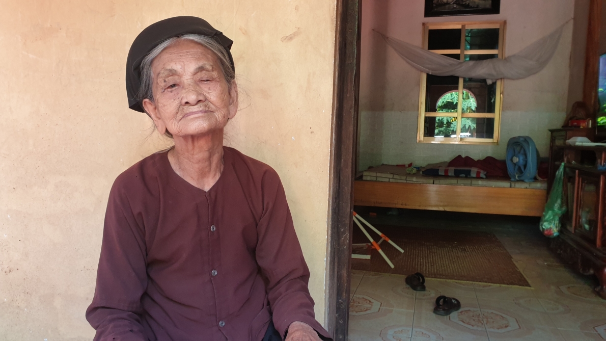 Cụ bà 103 tuổi vẫn quét nhà, bế chắt