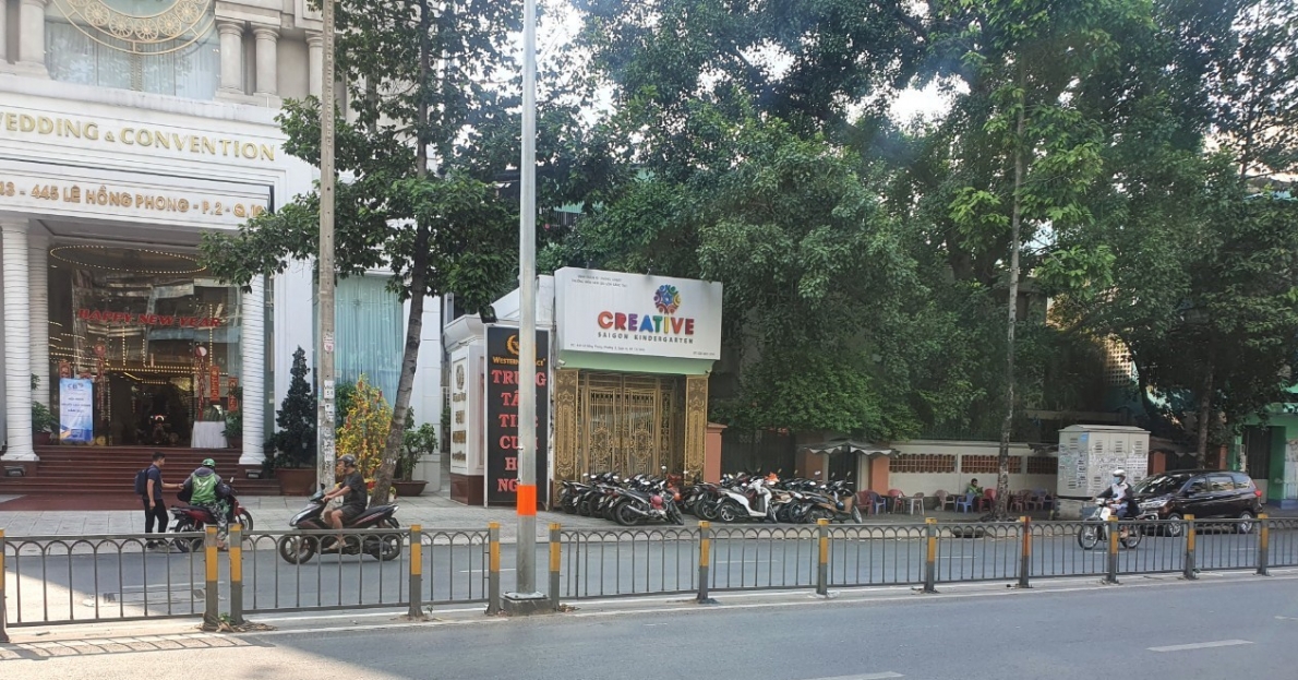 Quận 10, TP.Hồ Chí Minh: Thu phí giá cao trên lòng lề đường công cộng?