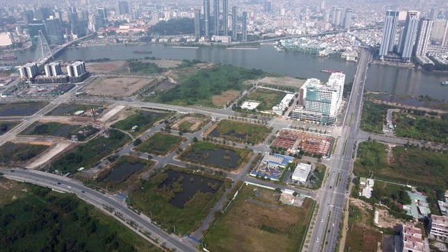 Vụ Tân Hoàng Minh bỏ cọc lô đất đấu giá ở Thủ Thiêm: Cần có chế tài nghiêm khắc hơn.