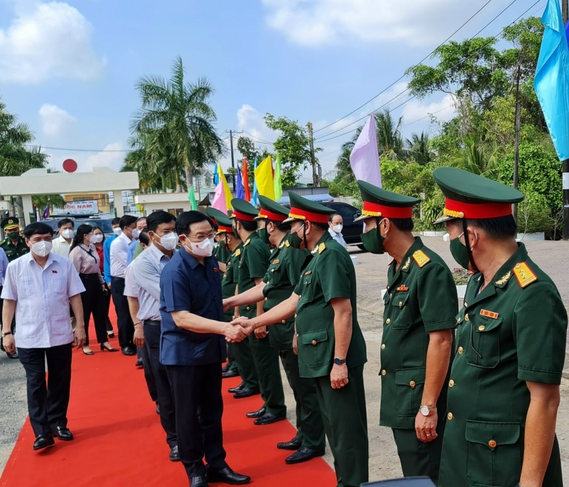 Chủ tịch Quốc hội Vương Đình Huệ thăm, tặng quà Tết tại Cà Mau