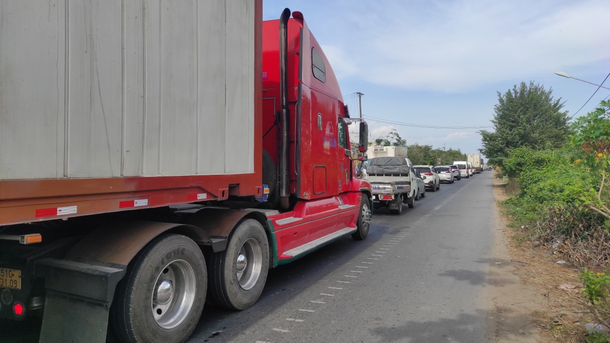 Du khách đến chùa Chén Kiểu quá đông, gây kẹt xe trên Quốc lộ 1