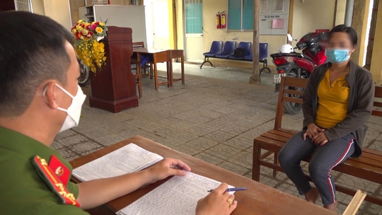 Khởi tố người phụ nữ đánh bé gái bán vé số