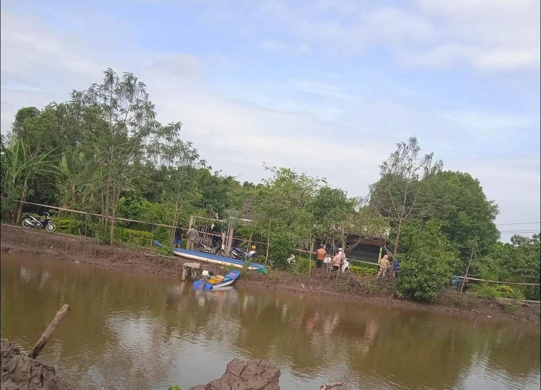 Ba người trong gia đình chết trên vũng máu ở Cà mau