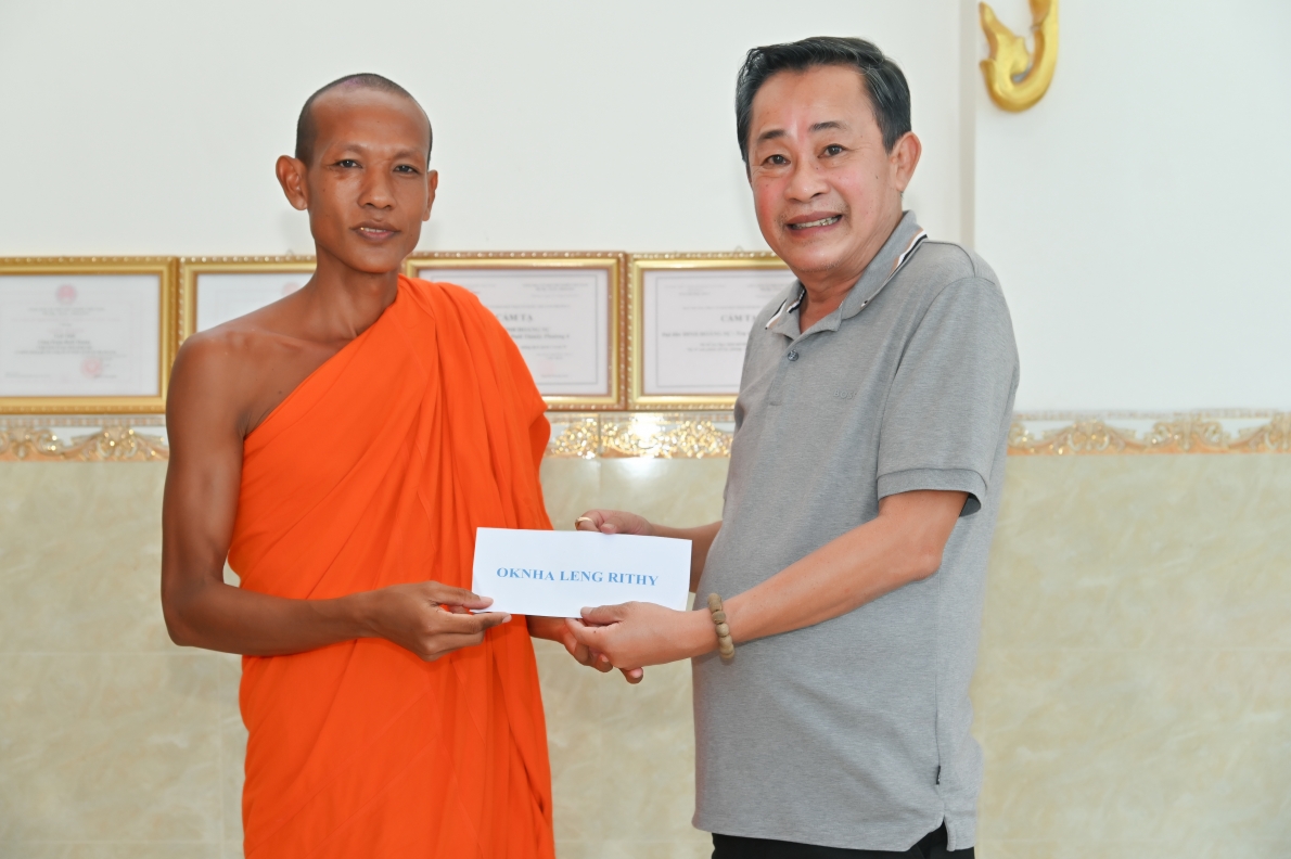 Nhà đầu tư trao học bổng chia sẻ học sinh có hoàn cảnh khó khăn