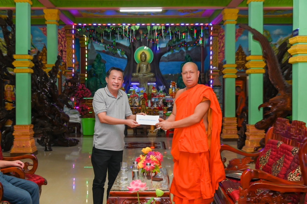 Nhà đầu tư trao học bổng chia sẻ học sinh có hoàn cảnh khó khăn