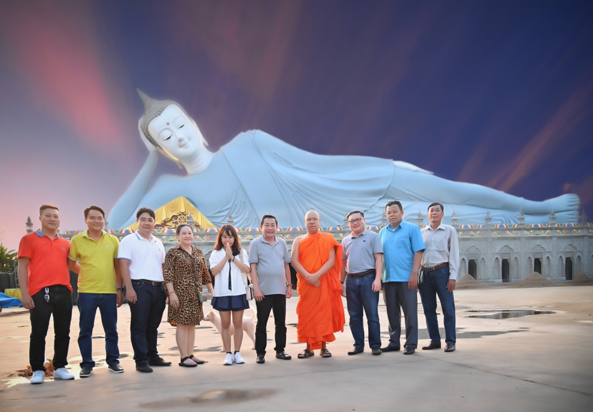 Nhà đầu tư trao học bổng chia sẻ học sinh có hoàn cảnh khó khăn