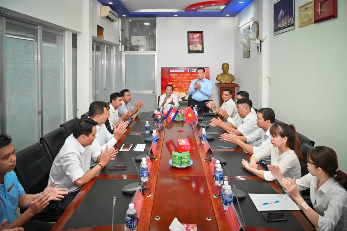 Nhà đầu tư trao học bổng chia sẻ học sinh có hoàn cảnh khó khăn