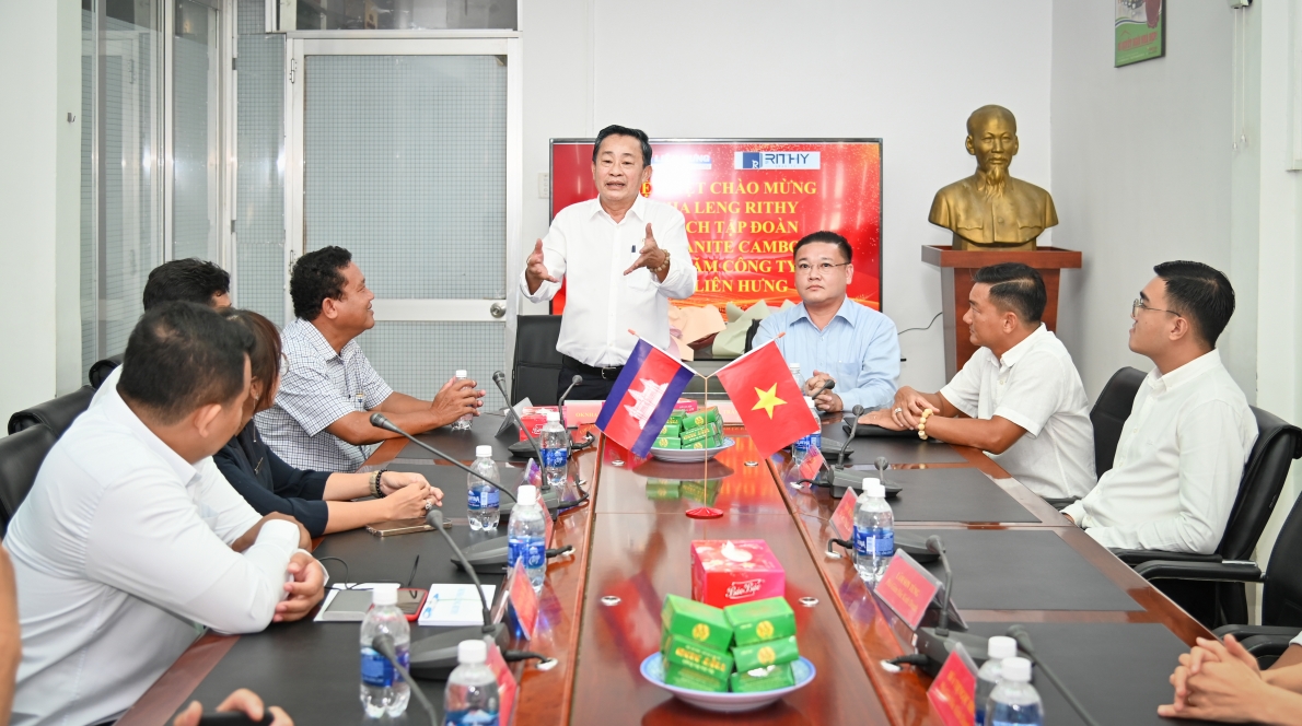 Nhà đầu tư trao học bổng chia sẻ học sinh có hoàn cảnh khó khăn